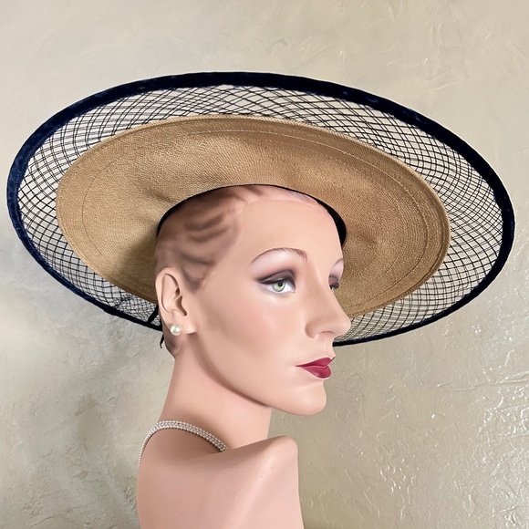 1940'S NATURAL STRAW HAT WITH NETTING BRIM, NAVY VELOUR TRIMMING + NAVY FEATHER - Picture 2 of 11